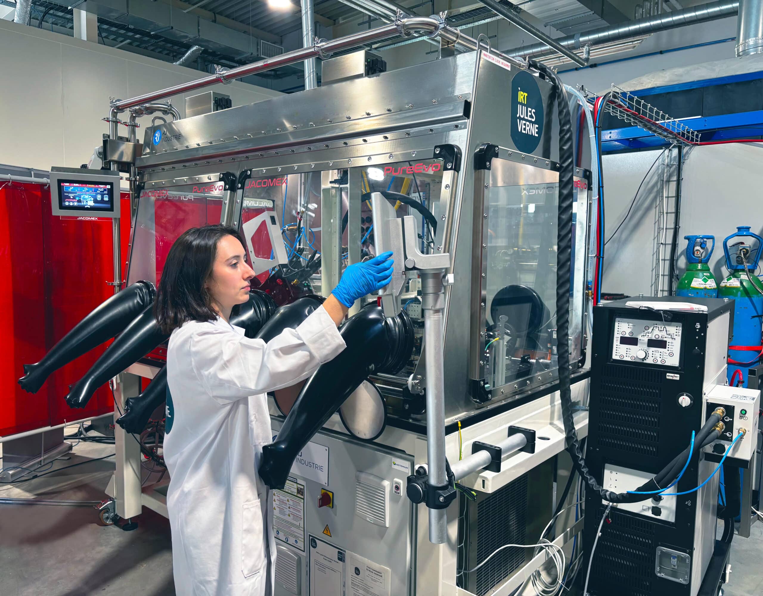 Cellule de fabrication additive et de soudage sous atmosphère contrôlée